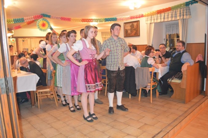 Eintanzen beim Dirndlball der LJ Lehen