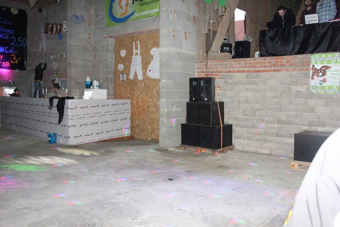 Dirndl trifft Lederhosn